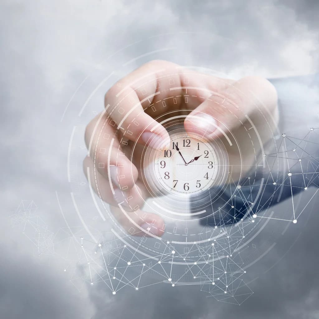 Hände umschließen eine leuchtende Uhr in einem digitalen Netz