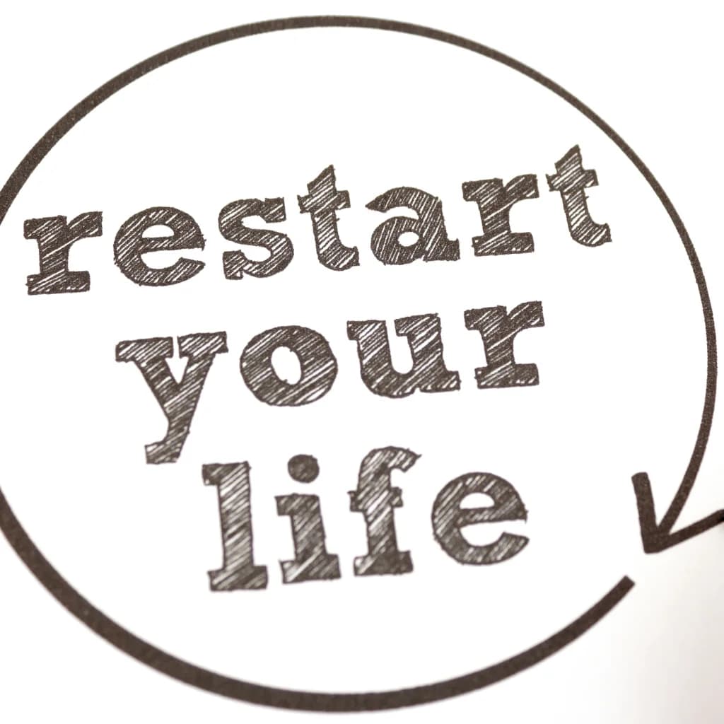 Handgeschriebener Schriftzug „restart your life“ in einem Kreispfeil