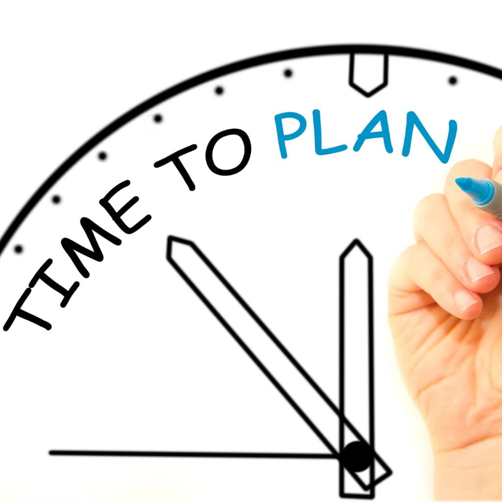 Hand schreibt „Time to plan“ auf ein gezeichnetes Ziffernblatt