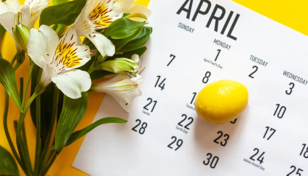 Kalenderblatt April mit gelbem Ei und weißen Lilien