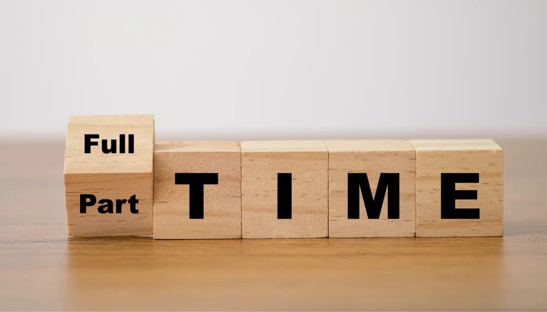 Holzwürfel mit „Full Time“ und „Part Time“