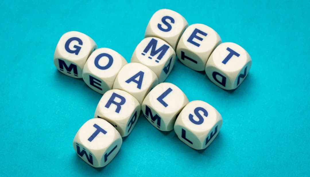 Buchstabenwürfel bilden die Wörter „Set“, „Goals“ und „Smart“