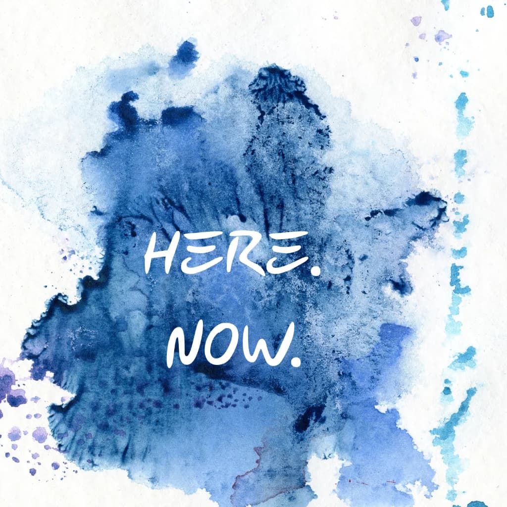 Blaues Aquarell mit dem Schriftzug „Here. Now.“